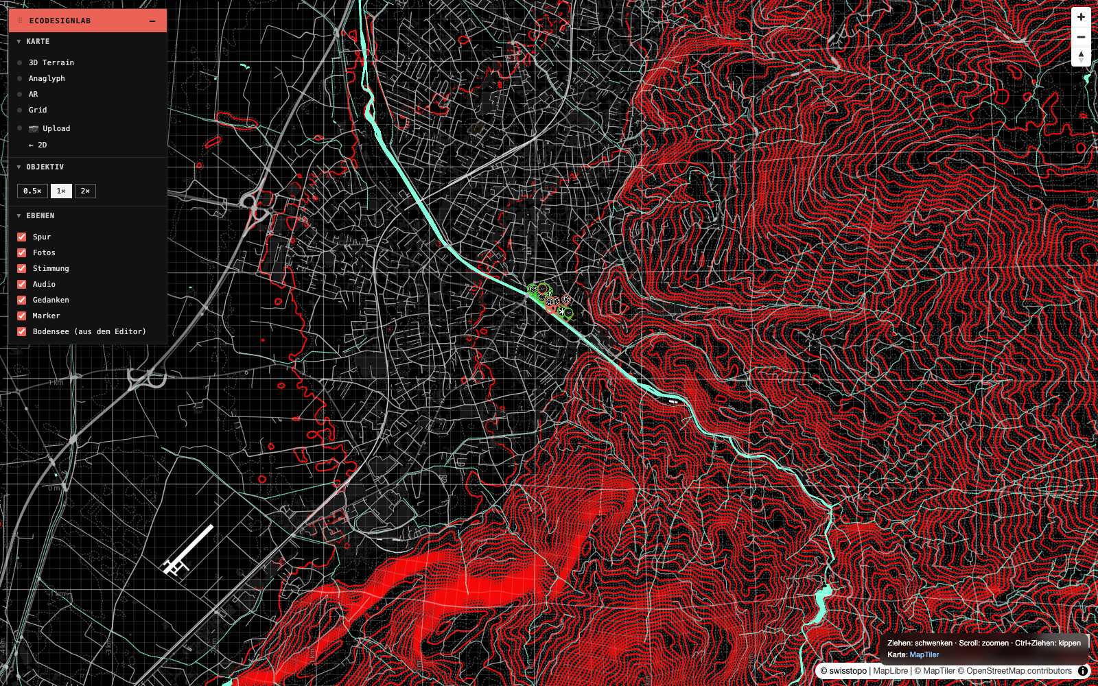 Kurskarte Ecodesignlab am Desktop: Höhenlinien rot, Dornbirner Ach türkis, Marker in der Mitte, links das Panel